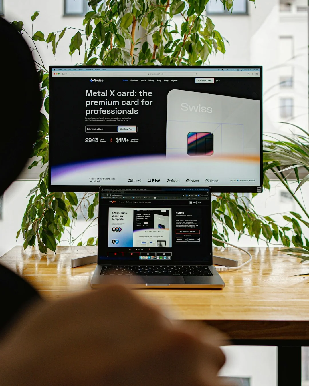 Un espace de travail élégant avec un ordinateur portable et des écrans affichant un logiciel de conception.