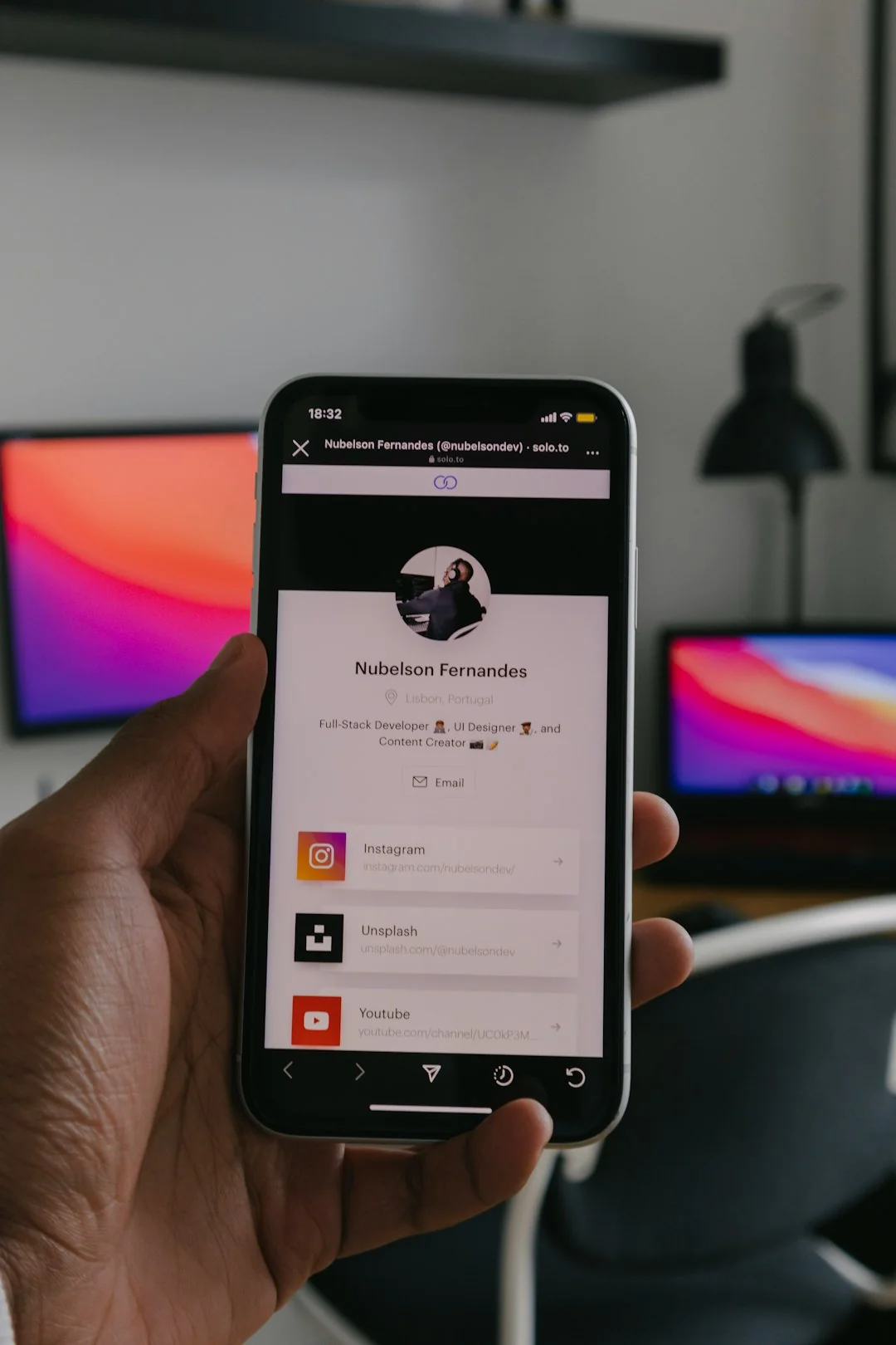 Écran d’ordinateur portable affichant le site Pexels, parfait pour répondre aux besoins en photos de stock.